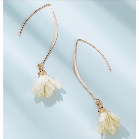 New White Flower Daisy Gold Dangle Hook Earrings - Picture 2 of 3